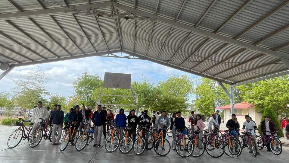 Se benefician alumnos de los planteles Cecyte del Sur del Estado con una bicicleta y su casco; gracias al programa &quot;En Bici&quot;.