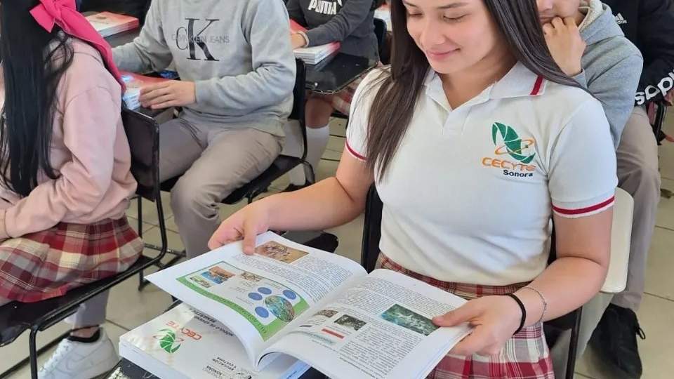 Reciben con gran entusiasmo nuestros estudiantes su material didáctico.