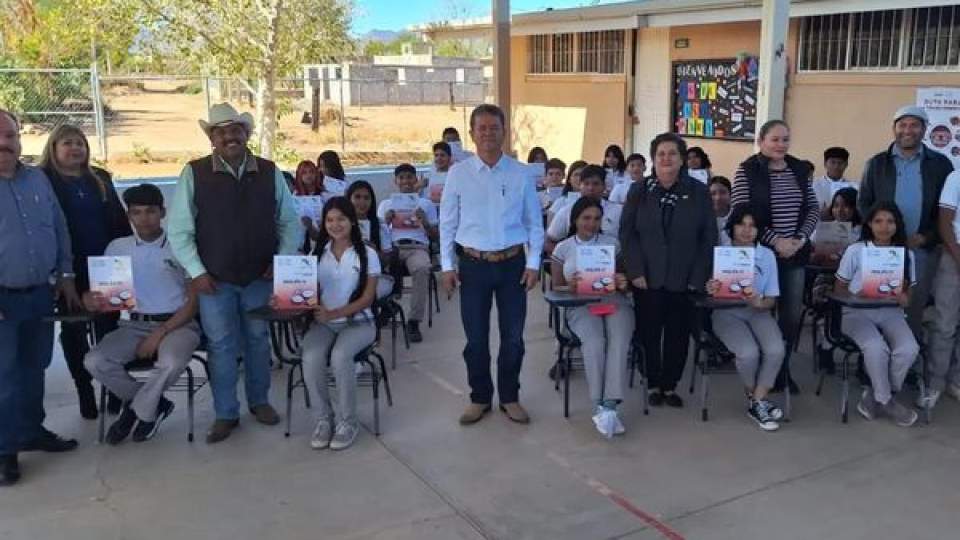 Entrega Directora General material didáctico y mesabancos en plantel Pesqueira.