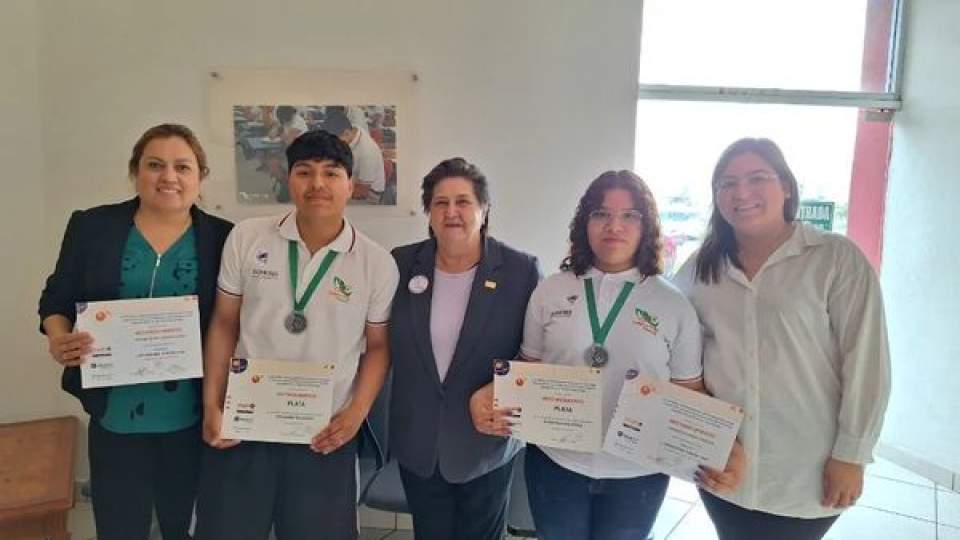 Felicita Directora General al equipo del plantel Esqueda al ganar en INFOMATRIX Sonora y adquiere su pase al nacional.