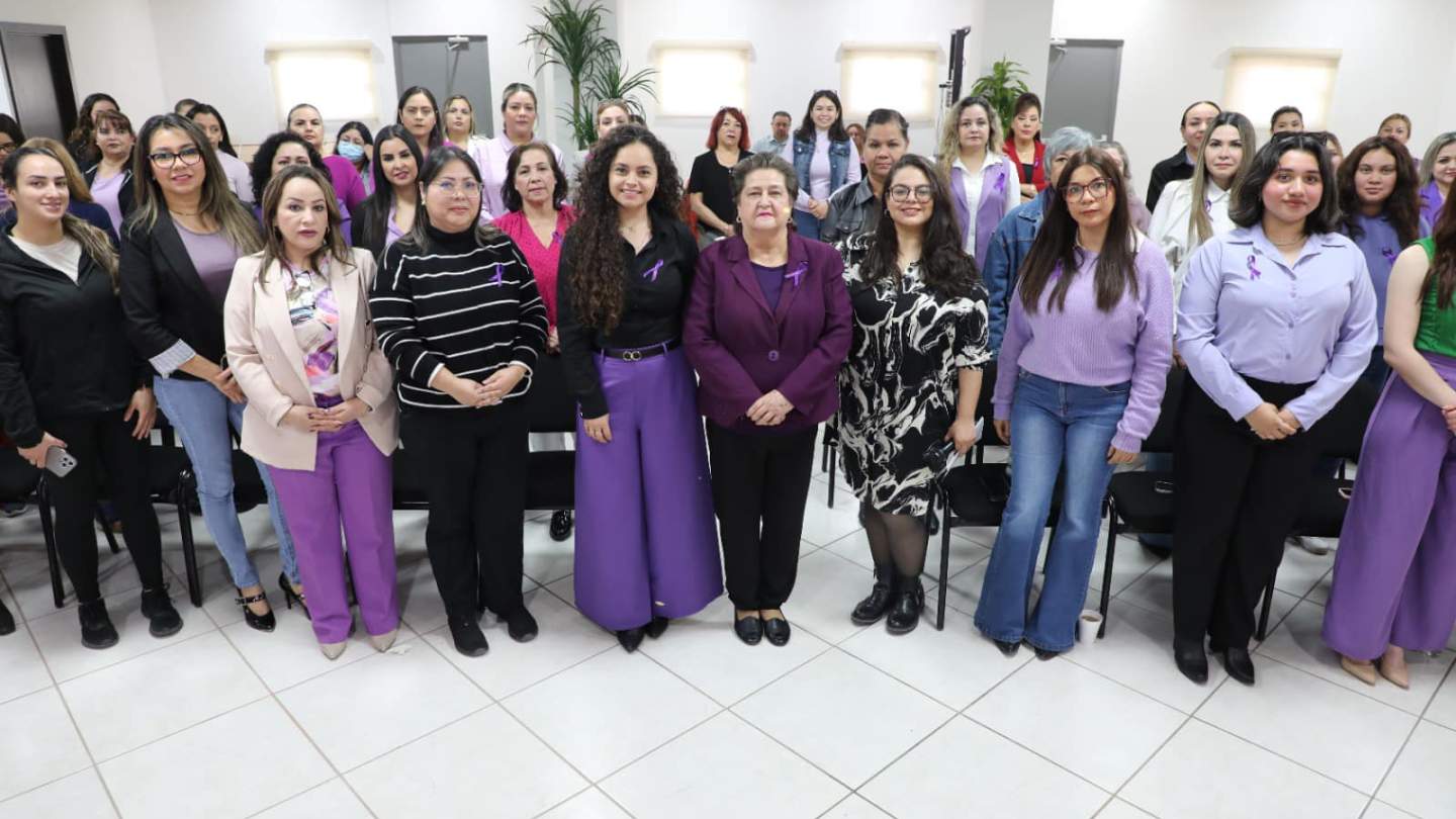 • En el marco del Día Internacional de la Mujer, la Dra. Blanca Valenzuela encabezó el conversatorio con las trabajadoras de las oficinas estatales del Colegio.